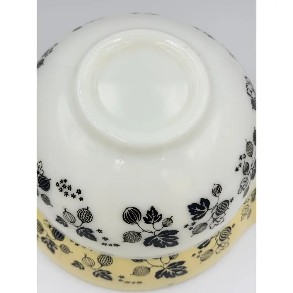Vintage Pyrex Gooseberry Yellow White Black Cinderella Mixing Bowl 2pc Set